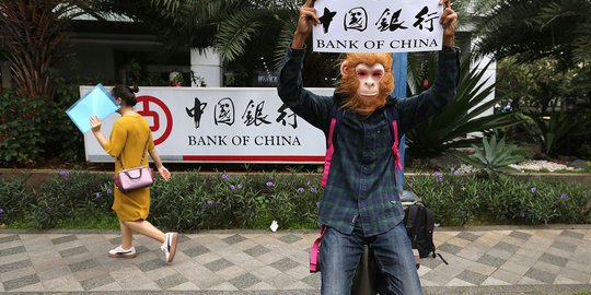 Aksi 'Orangutan' Geruduk Kantor Bank of China di Jakarta