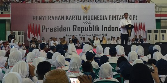 Jokowi Bagi KIP kepada 4.000 siswa se-Gorontalo: Buat Beli Pulsa Tidak Boleh