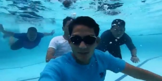 Keseruan Sandiaga Uno Berendam Air Panas di Desa Guci Tegal