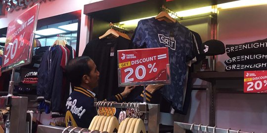 Blusukan ke Mall Kendari, Jokowi Beli Kaus Diskonan