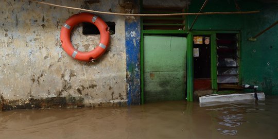 Tak Ada Bantuan Pemerintah, Korban Banjir di Mamuju Kesulitan Bersihkan Lumpur