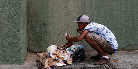 Warga Venezuela Bertahan Hidup dengan Makan Sampah