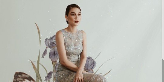 Pergi Umroh, Luna Maya Tak Henti Menangisi Reino Barack?