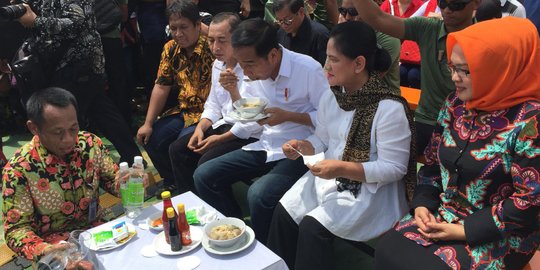 Jokowi dan Iriana Makan Bakso Gratis Bersama Warga di Cikarang