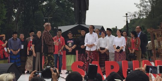 Hargai Budaya Indonesia, Jokowi Berencana Kerja Pakai Sarung Sebulan Sekali