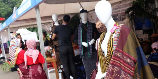 Melihat Produk Kain Tenun di Festival Sarung Indonesia 2019