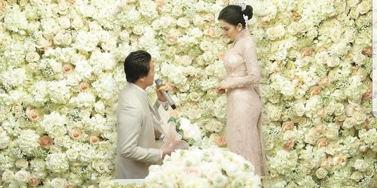Akhirnya, Syahrini dan Reino Barack Bagikan Foto Momen Lamaran Mereka