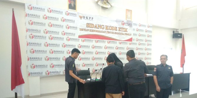 Kesal Mikrofon Macet Terus, Majelis Minta Skorsing Sidang DKPP Ketua KPU Palembang