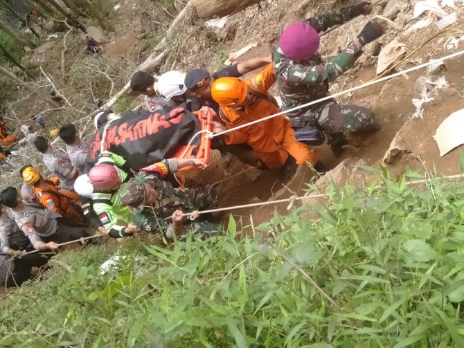 evakuasi korban longsor di bolaang mongondow