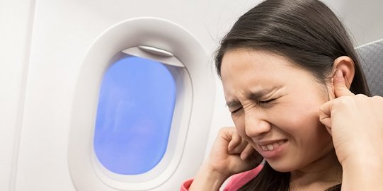 Ini Penyebab Telinga Terasa Tak Nyaman Ketika Naik Pesawat