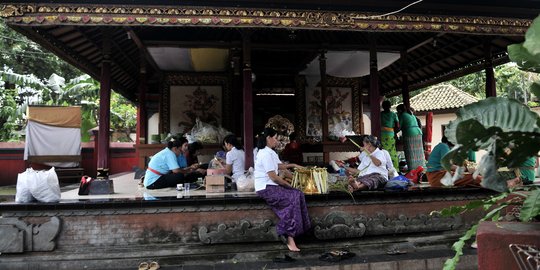 Tradisi Ngayah Perempuan Umat Hindu Jelang Nyepi