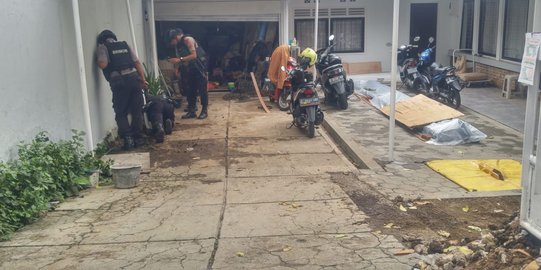 Tukang Bangunan Temukan 9 Mortir Saat Perbaiki Garasi Rumah Warga di Bandung