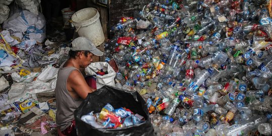 Sisir Pantai Kupang, Petugas Kumpulkan 20 Ton Sampah