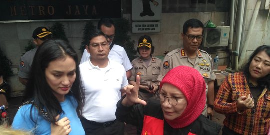 Salam Dua Jari & Didampingi Atiqah, Ratna Sarumpaet Siap Hadapi Sidang Kedua