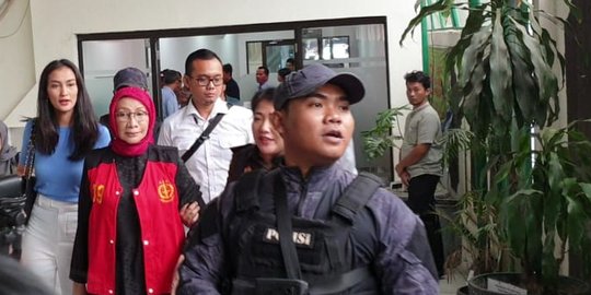 Senyum Ramah Atiqah Hasiholan di PN Jaksel Dampingi Sidang Ibunda