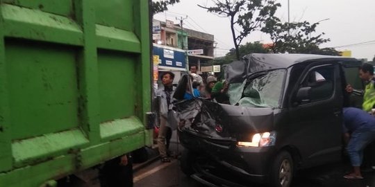 Minibus Seruduk Truk Sampah Pemkot Tangsel, Sopir Terjepit Bodi Mobil