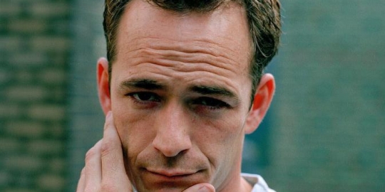 Pesona Luke Perry, dari Dylan Si Anak Bandel hingga Ayah yang Hangat