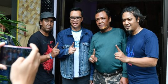 Enjoy, Menpora Nyanyi Bareng Pengamen di Semarang