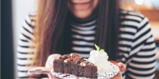 Selalu Ingin Makanan Nikmat Saat Haid? Ini Penyebabnya