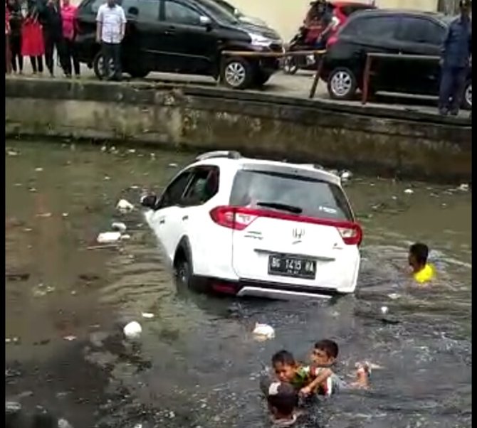 honda br v nyemplung ke sungai