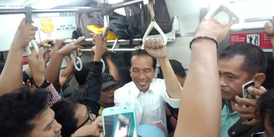 Berdesak-desakan, Presiden Jokowi Naik KRL ke Bogor