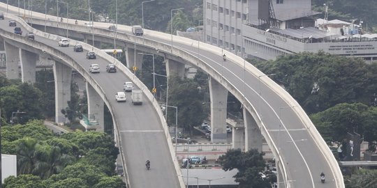 Aksi Nekat Pemotor Terobos JLNT Tanah Abang-Kampung Melayu