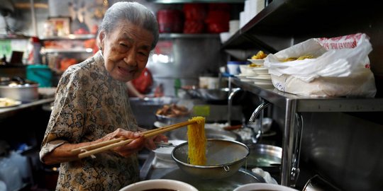Berusia 90 Tahun, Nenek Ini Jadi Pedagang Mie Pangsit Tertua di Asia
