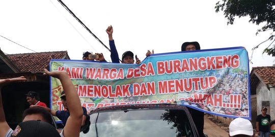 Tak Dapat Kompensasi, Warga Tutup Akses Jalan ke TPA Burangkeng Bekasi