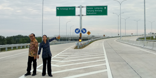 Sebelum Diresmikan Jokowi, Menteri Rini Jalan Kaki 2 Km di Tol Trans Sumatera