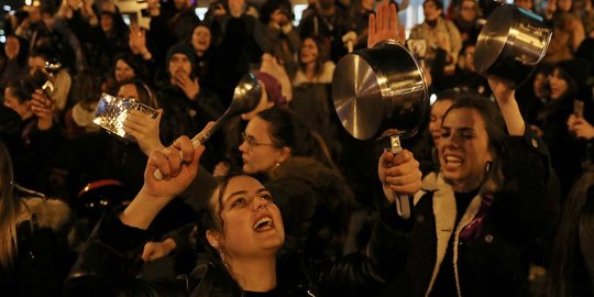 Peringati Hari Perempuan Internasional, Perempuan Spanyol Bawa Panci ke Jalan