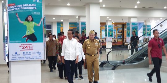 Di Mal Lampung, Jokowi Beli Sepatu Buat Ethes, Iriana Hadiahi Boneka ke Sedah Mirah