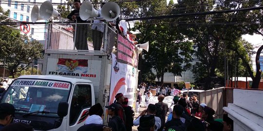 FPI dan Jawara Betawi Demo DPRD DKI Minta PDIP-NasDem Dukung Anies Lepas Saham Bir