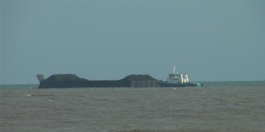 Mesin Mati Satu, Kapal Tongkang Angkut Batubara Terdampar di Pantai Lumajang