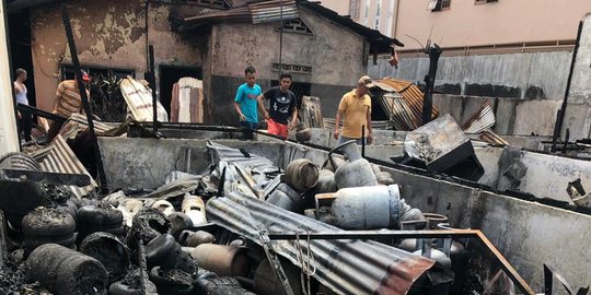 1 Unit Rumah dan 4 Tempat Usaha di Medan Diamuk Si Jago Merah