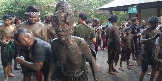 Lestarikan Budaya, Warga Kedonganan Gelar Tradisi Mandi Lumpur Setelah Nyepi