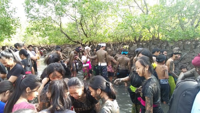 tradisi mandi lumpur di bali