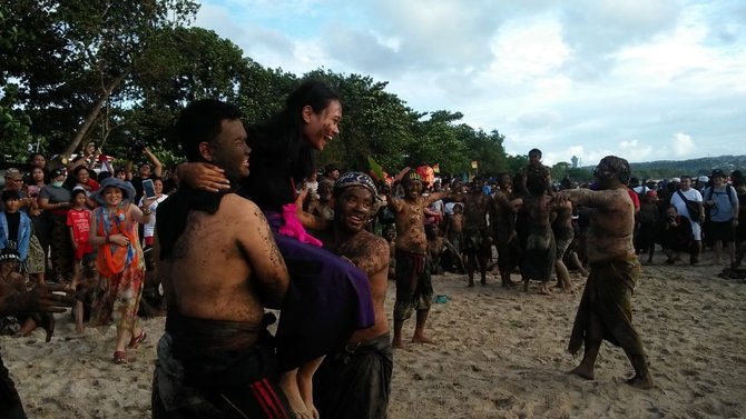 tradisi mandi lumpur di bali
