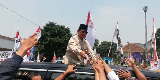 Pidato di UKRI Bandung, Prabowo Curiga Diinteli Pria Berkacamata Hitam & Masker