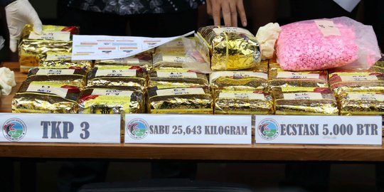 Zul Zivilia Sedang Membungkus Narkoba Saat Ditangkap