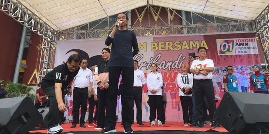 Senam Bersama Srikandi Palembang, Jokowi Pamer 3 Kartu Sakti