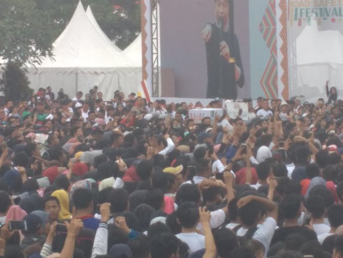 warga palembang acungkan salam 2 jari depan jokowi