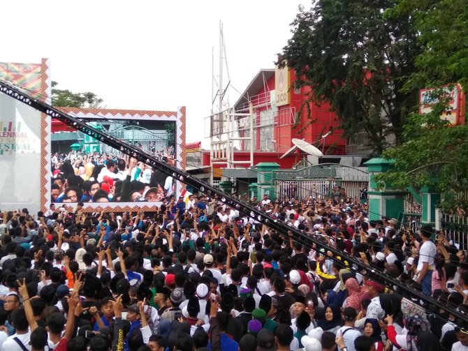 warga palembang acungkan salam 2 jari depan jokowi