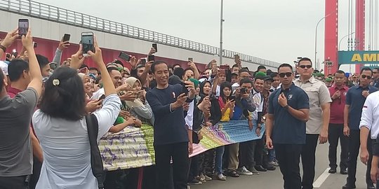 Sambut Jokowi, Pembentangan Kain Jumputan Sepanjang 1,1 Km Pecahkan Rekor MURI