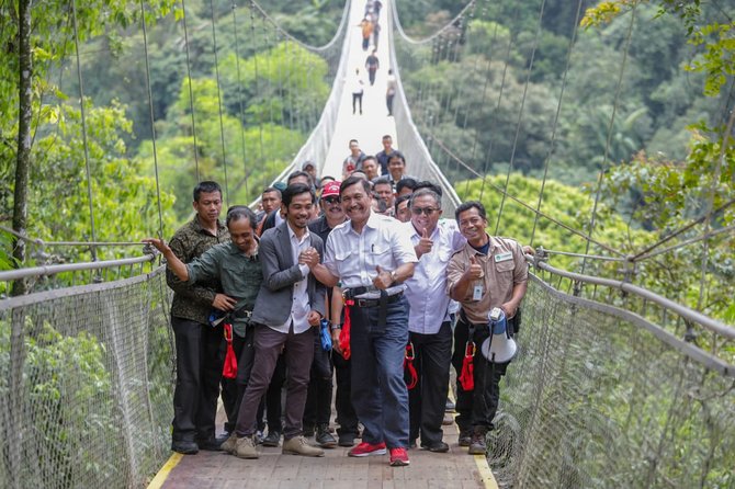 menko maritim luhut binsar panjaitan resmikan jembatan situ gunung