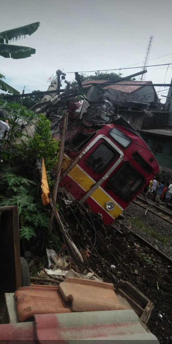 krl keluar lintasan di kebon pedes