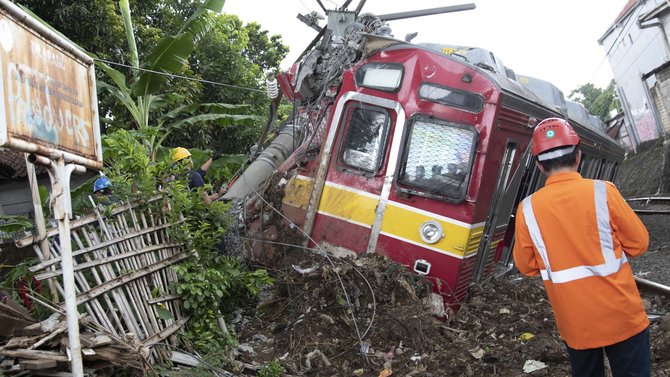 krl anjlok di kebon pedes