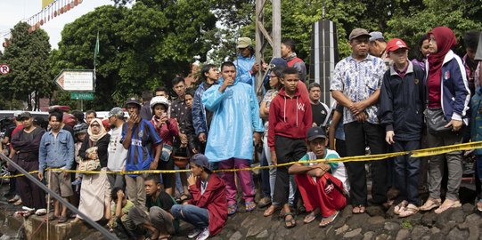 KRL Anjlok di Kebon Pedes Jadi Tontonan Warga