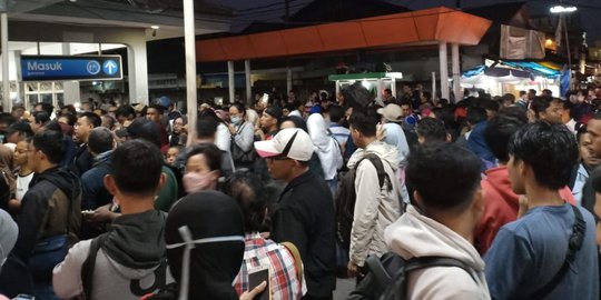 Penumpang Mengeluh Jadwal Perjalanan KRL Depok-Jakarta Telat