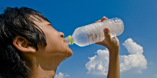 Sejumlah Bahaya yang Mengintai Ketika Kamu Terlalu Banyak Minum Air Putih