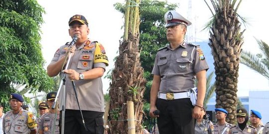 Kisah Heroik Aiptu Sujadi Berenang Terjang Banjir Selamatkan 1 Keluarga di Ngawi